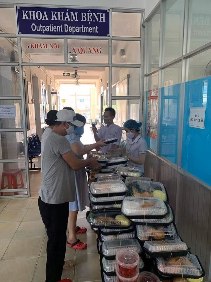Người dân Đà Nẵng “Tiếp sức mùa dịch”, gửi quà cho tuyến đầu phòng chống COVID-19 ảnh 3