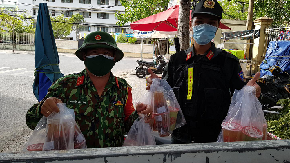 Người dân Đà Nẵng “Tiếp sức mùa dịch”, gửi quà cho tuyến đầu phòng chống COVID-19 ảnh 1
