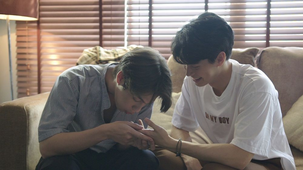 Phim đang hot “Still 2gether“: Sarawat - Tine dở khóc dở cười khi sống chung một nhà ảnh 1