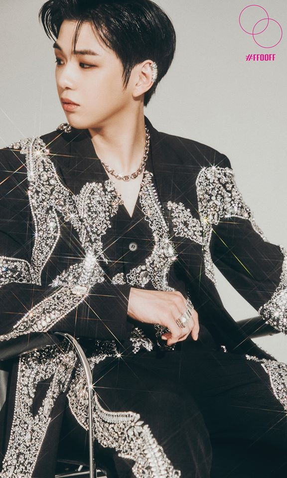 Kang Daniel diện trang phục nặng tới 10 kg nhưng vẫn nhảy siêu đỉnh trong MV “Waves“ ảnh 2