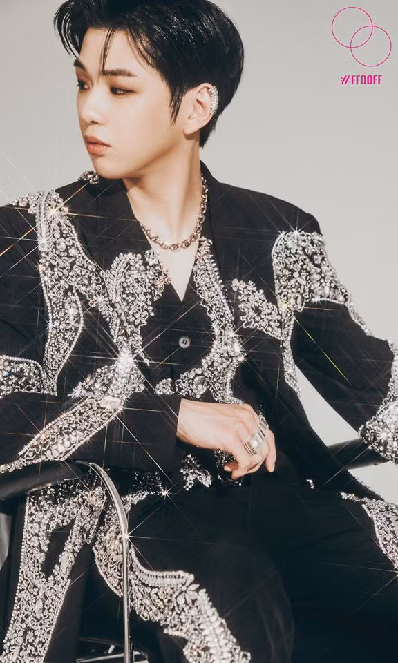 Kang Daniel diện trang phục nặng tới 10 kg nhưng vẫn nhảy siêu đỉnh trong MV “Waves“ ảnh 2
