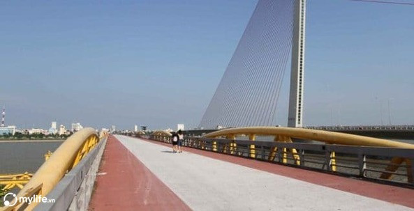 Bão số 5 đổ bộ, người dân Đà Nẵng sửng sốt trước màn “biến hình” của cây cầu lịch sử ảnh 7