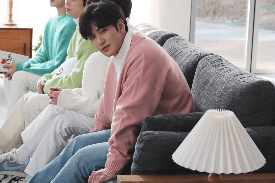 NU'EST, L.O.Λ.E và những màn tương tác “mặn chát” đậm chất ngày "Cá tháng Tư" ảnh 2