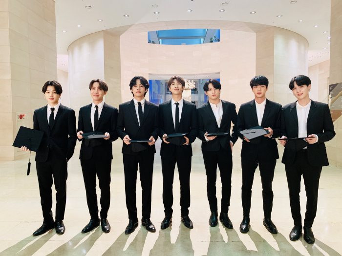 Tốt nghiệp Đại học, bộ đôi 95-line nhà BTS được trường trao giải thưởng đặc biệt ảnh 4