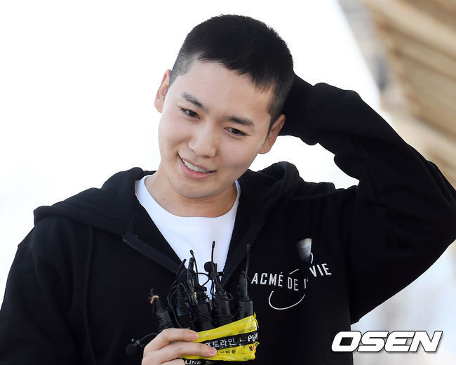 Jinwoo (WINNER) “xuống tóc” nhập ngũ vẫn không “sứt mẻ” vẻ đẹp trai ảnh 1