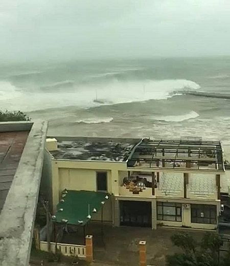 Sau 11 năm, người dân Lý Sơn (Quảng Ngãi) lại vất vả chống cơn bão lịch sử ảnh 5