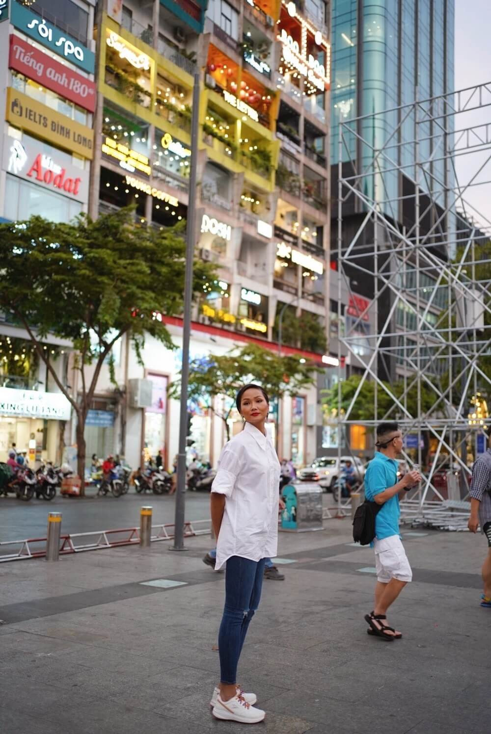 Hoa hậu H’Hen Niê tiết lộ dự án dành cho nữ sinh đồng hành cùng Room To Read ảnh 1