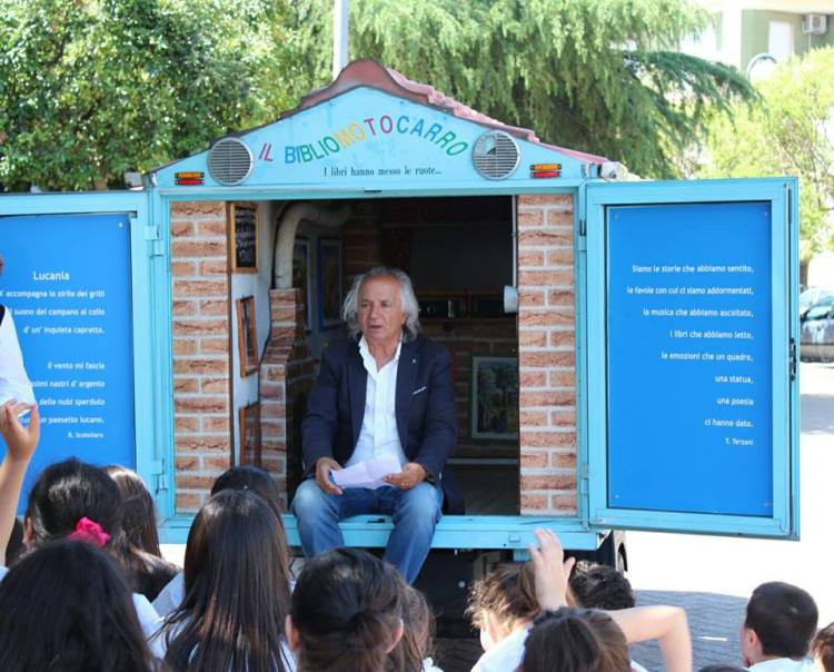 Những thư viện di động độc đáo vòng quanh thế giới ảnh 12