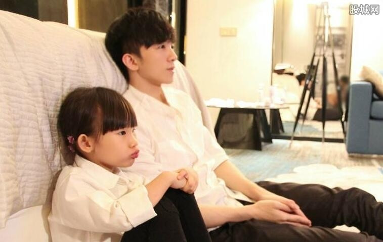 Đừng cảm thấy anh Hai của em là kẻ phiền phức, có anh đã là một niềm hạnh phúc lớn lao! ảnh 1