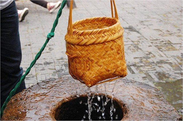 Không thể vì một cái tô đựng cũ ỉn mà bỏ qua phần mì tôm ngon lành thú vị ảnh 2