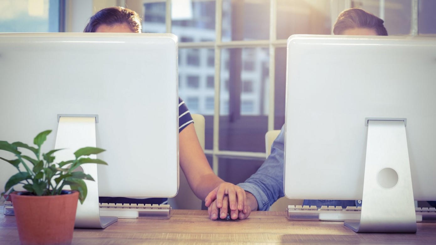 Giải mã anh sếp: Đâu là sự quan tâm dành cho em-gái-ở-chỗ-làm và đâu là dành cho bạn gái? ảnh 1