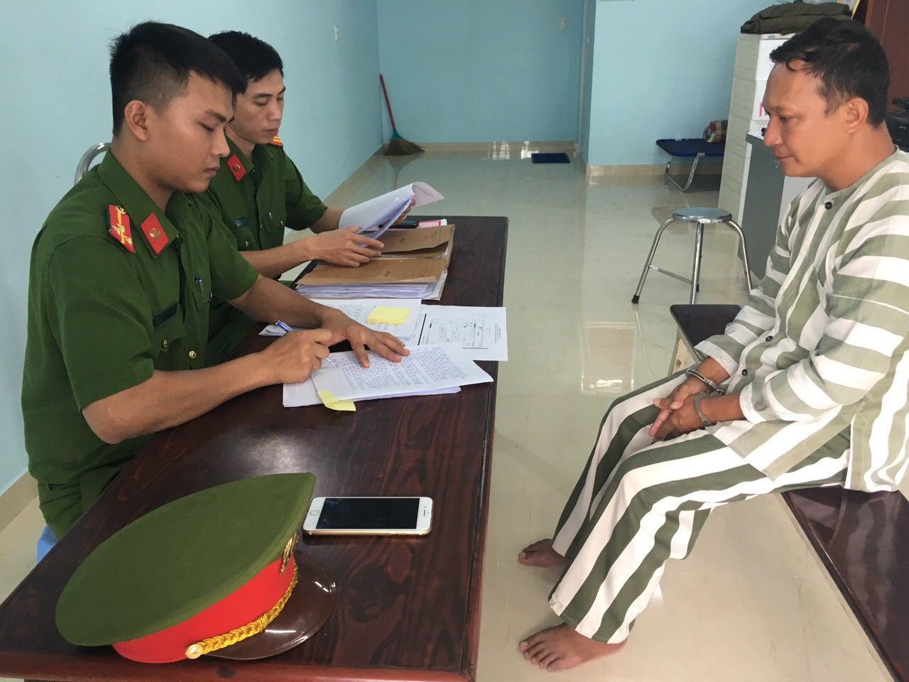 Phóng hoả đốt Đài phát thanh huyện để phi tang sổ đỏ giả ảnh 2