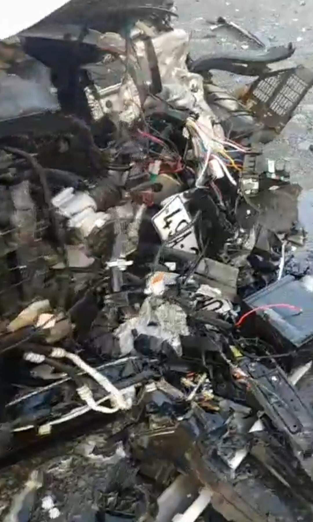 Taxi nát bét sau khi bị cuốn vào gầm xe tải ảnh 2