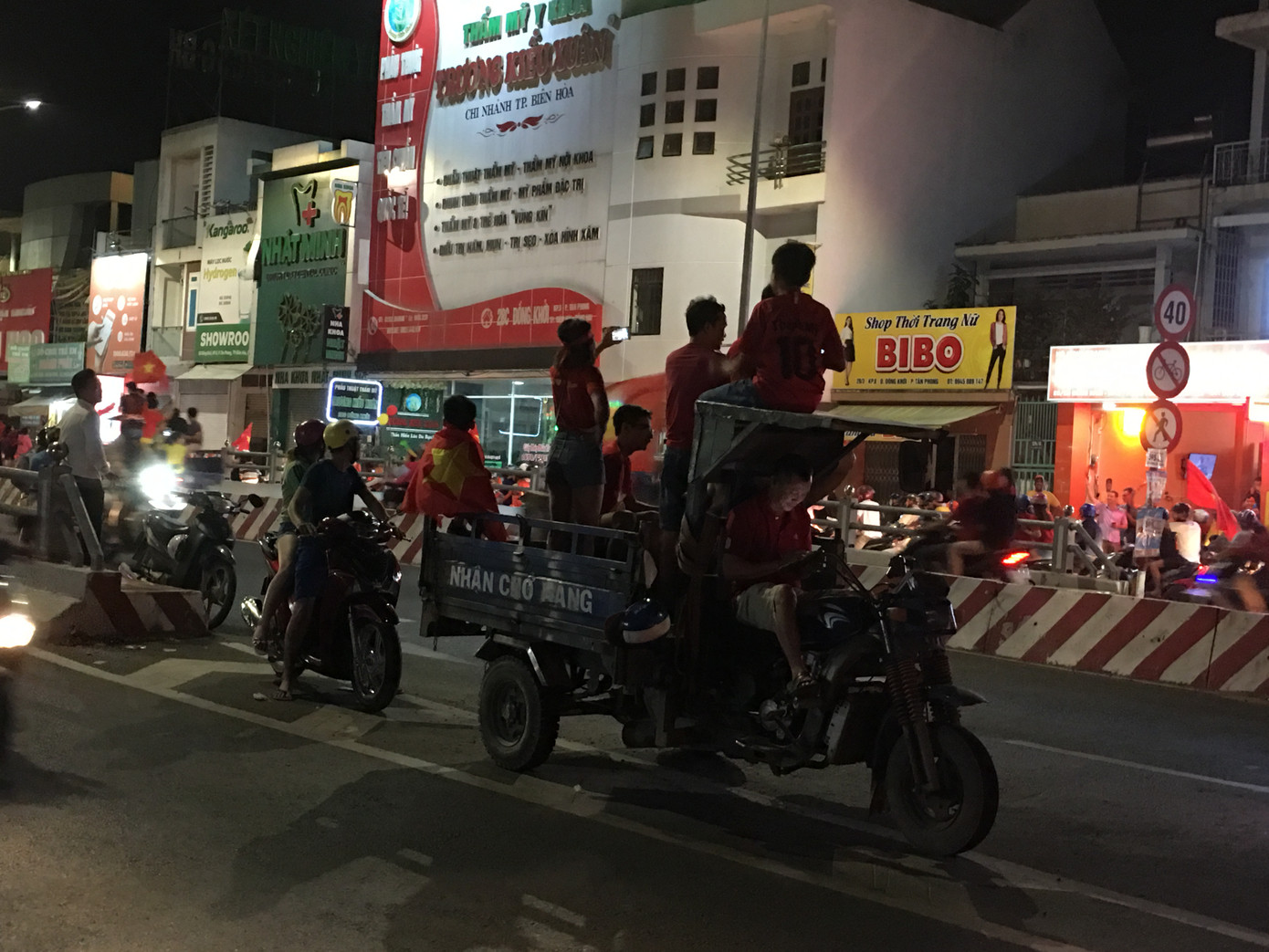 'Đi bão' mừng chiến thắng, hơn 250 phương tiện vi phạm giao thông bị tạm giữ ảnh 1