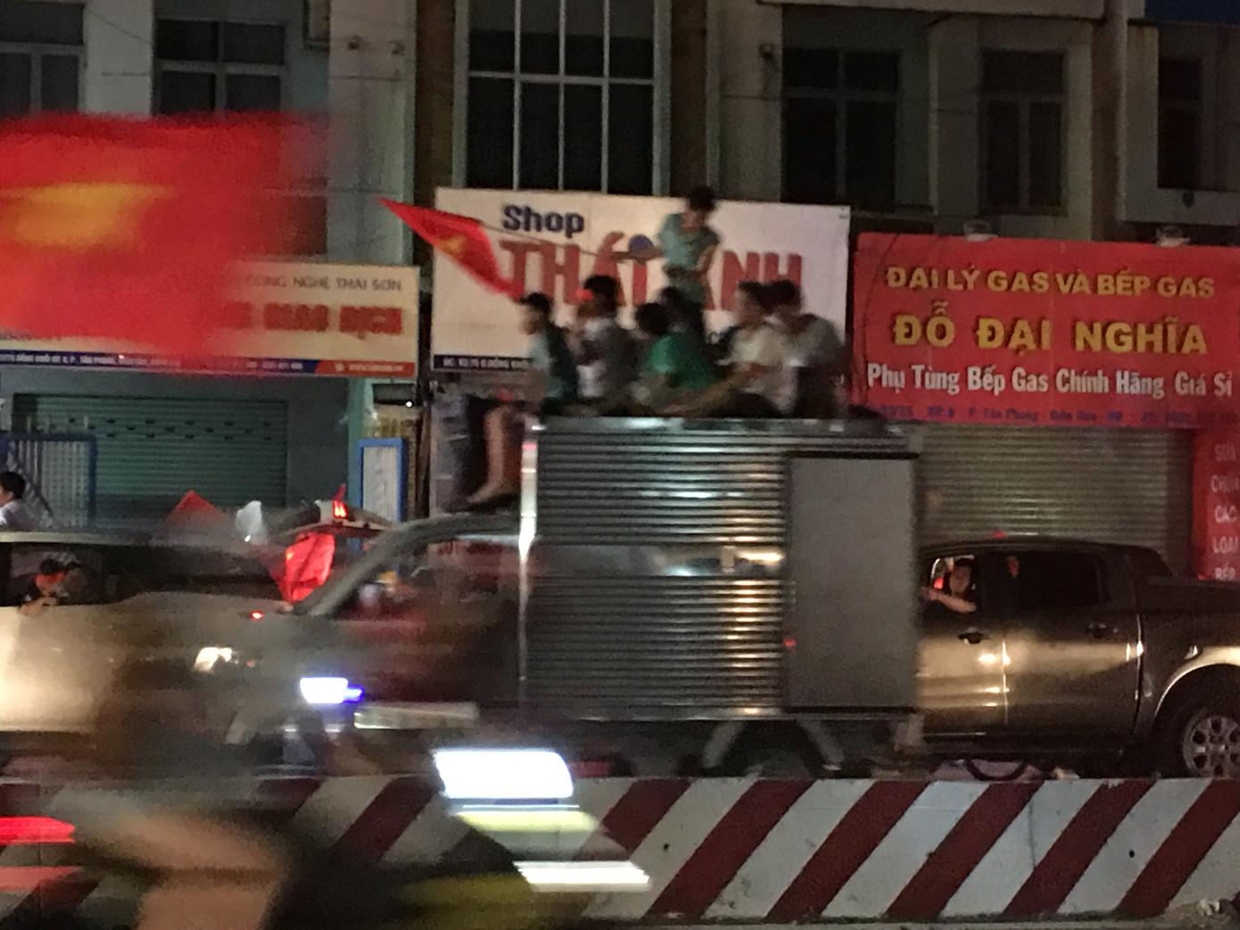 'Đi bão' mừng chiến thắng, hơn 250 phương tiện vi phạm giao thông bị tạm giữ ảnh 2