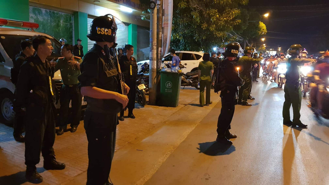 Tạm giữ 14 nghi can xông vào phòng giám đốc bệnh viện để đòi nợ hơn nửa tỷ ảnh 1