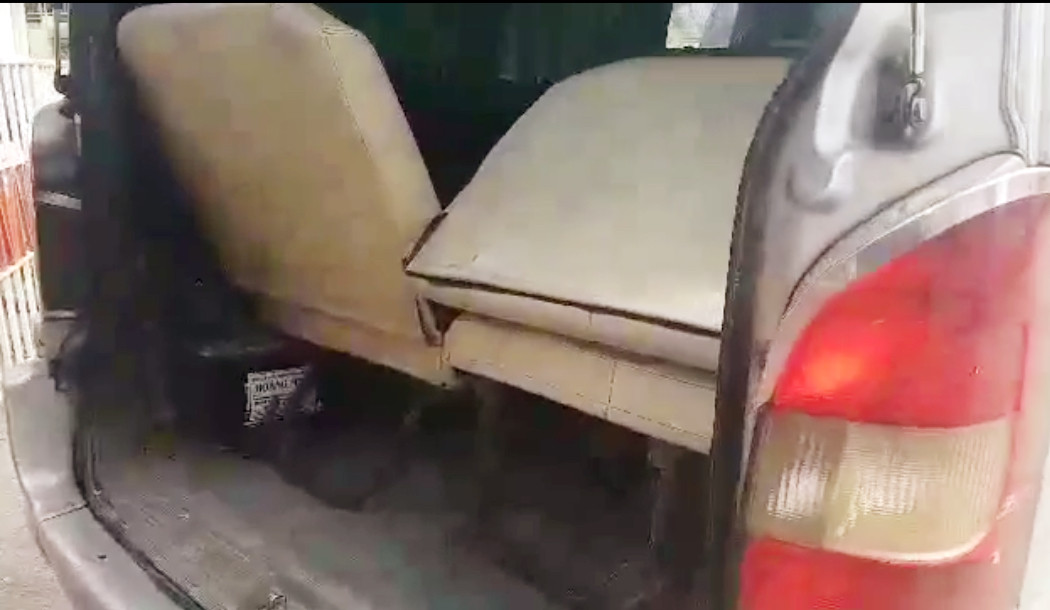 Phạt tiền 14 triệu vụ lái xe dùng bằng giả làm rơi học sinh ảnh 1