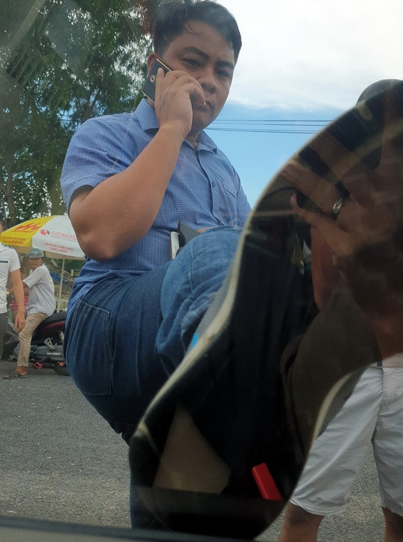 Vụ giang hồ vây chặn xe chở công an: Chuyển công tác 3 sĩ quan ảnh 1