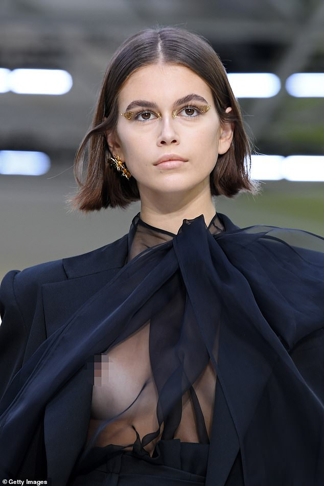 Con gái Cindy Crawford táo bạo phanh áo, khoe trọn vòng 1 trên sàn diễn ảnh 4