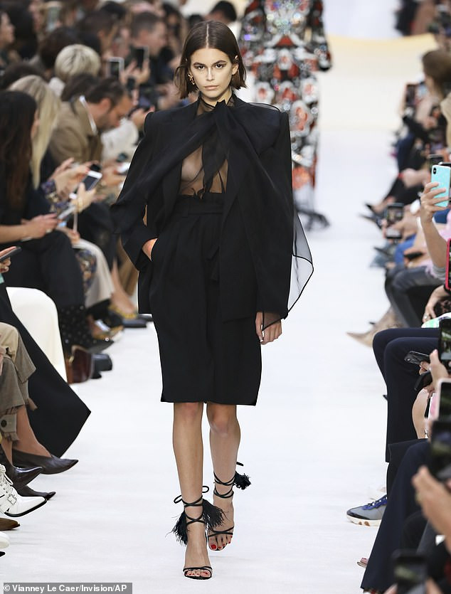 Con gái Cindy Crawford táo bạo phanh áo, khoe trọn vòng 1 trên sàn diễn ảnh 2