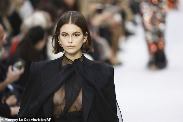 Con gái Cindy Crawford táo bạo phanh áo, khoe trọn vòng 1 trên sàn diễn ảnh 1