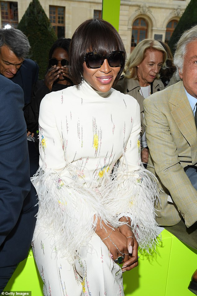 Con gái Cindy Crawford táo bạo phanh áo, khoe trọn vòng 1 trên sàn diễn ảnh 7