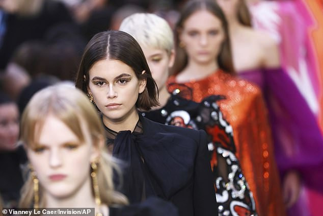 Con gái Cindy Crawford táo bạo phanh áo, khoe trọn vòng 1 trên sàn diễn ảnh 3