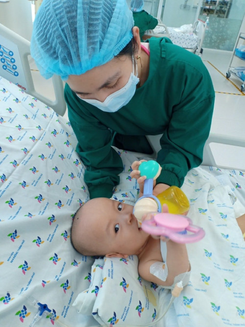 Trúc Nhi, Diệu Nhi sau một tháng mổ tách ảnh 2