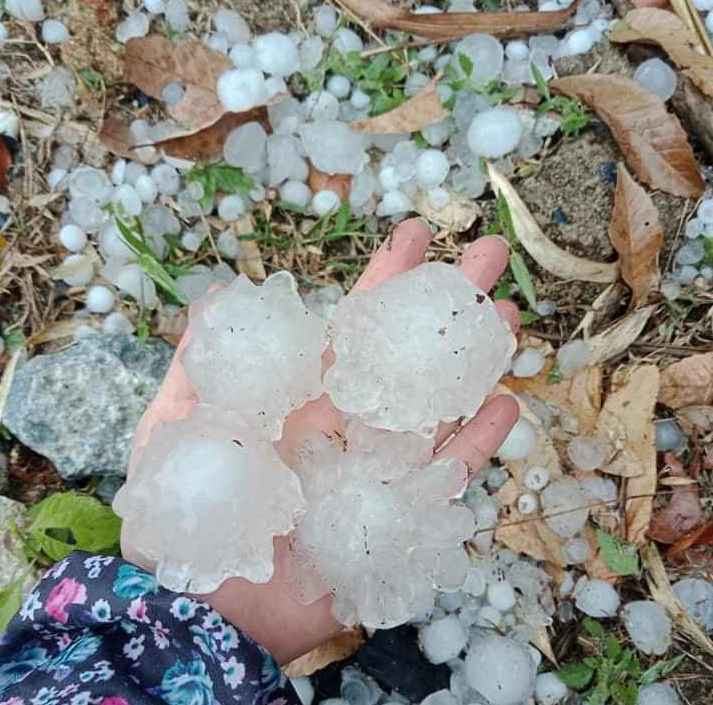 Mưa đá, dông lốc đã làm 1 người chết, gần 1.700 nhà bị hư hỏng, tốc mái ảnh 2