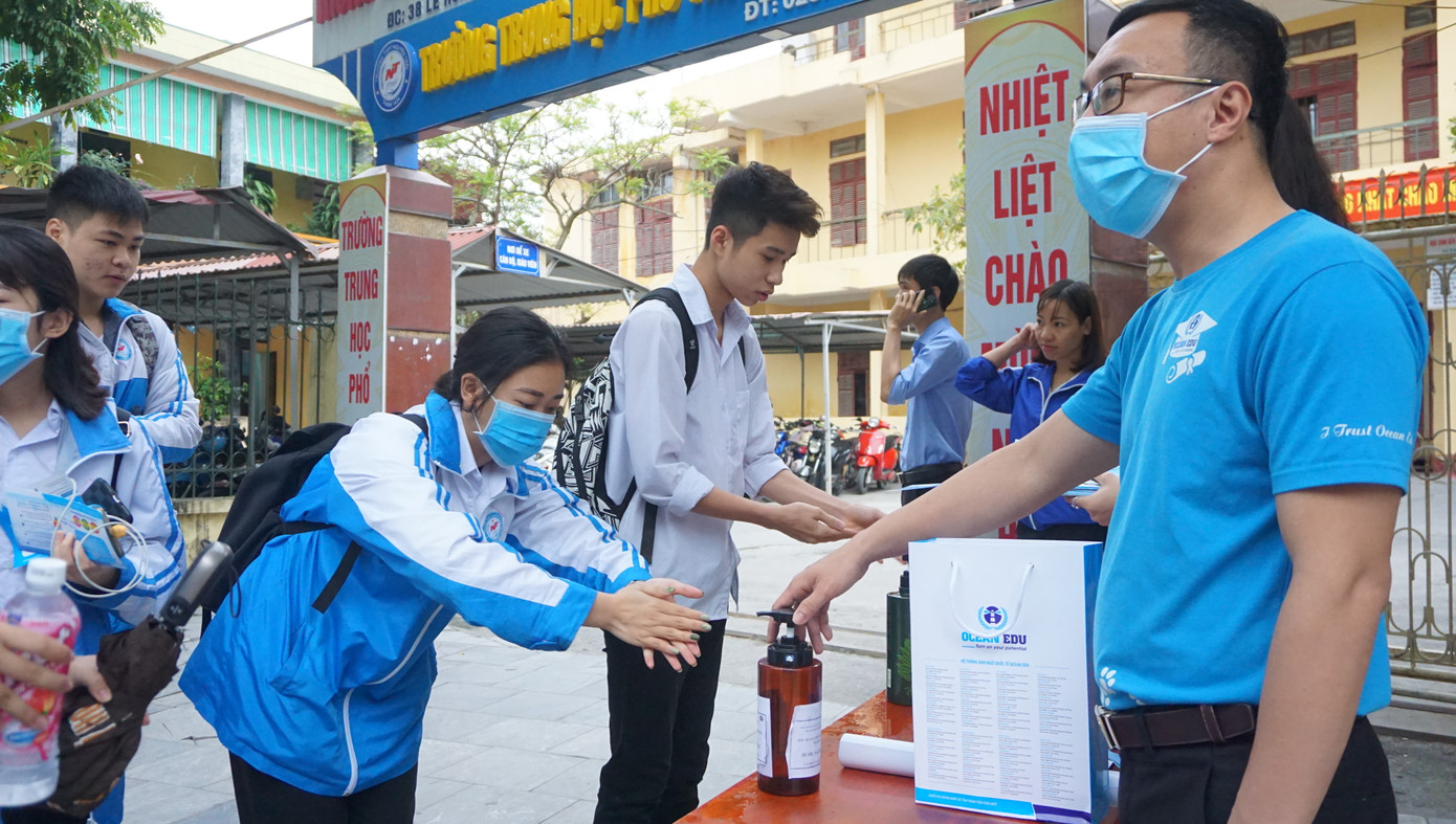 Thanh niên giúp học sinh phòng, chống dịch Covid-19 khi đi học trở lại ảnh 1