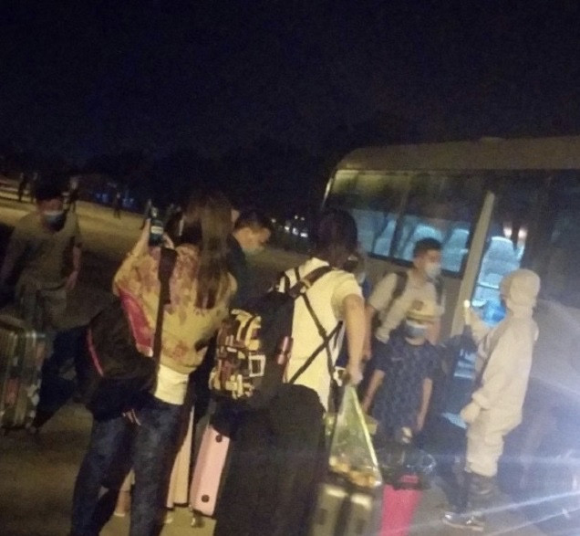 Thanh Hoá đưa 12 người Trung Quốc từ sân bay vào trung tâm cách ly ảnh 1