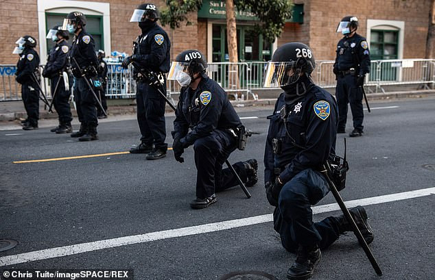 Nghị sĩ Mỹ quỳ gối trong toà nhà Quốc hội để tưởng niệm George Floyd ảnh 3