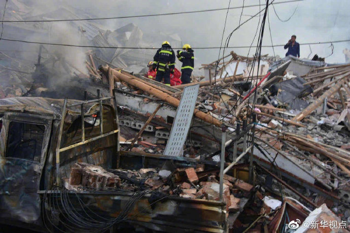 Trung Quốc: Xe bồn phát nổ trên cao tốc, gần 130 người thương vong ảnh 2