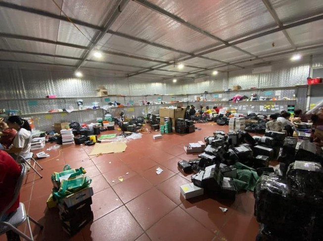 Hàng trăm cảnh sát đột kích kho hàng lậu lớn nhất Lào Cai ảnh 1