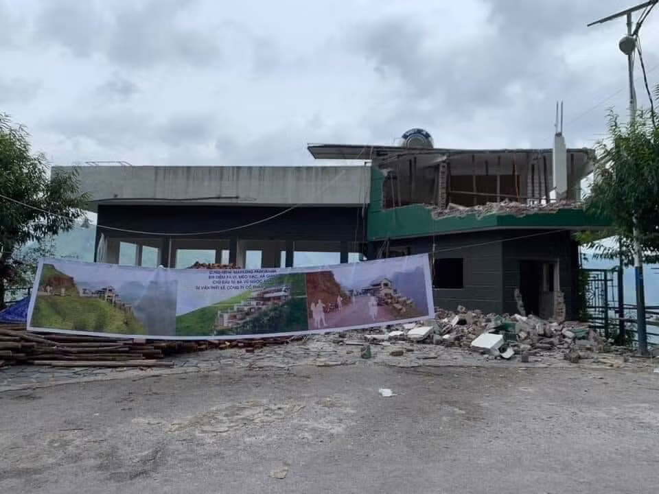 Hà Giang: Đang phá dỡ cải tạo công trình Mã Pì Lèng thành điểm dừng chân ảnh 1