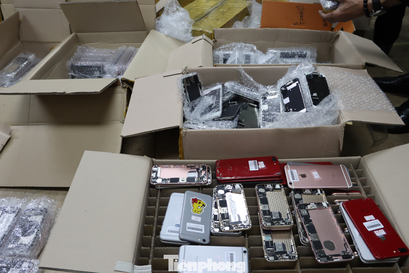 Xé lẻ, nhập lậu hơn 600 điện thoại iPhone từ Hàn Quốc về Nội Bài ảnh 3