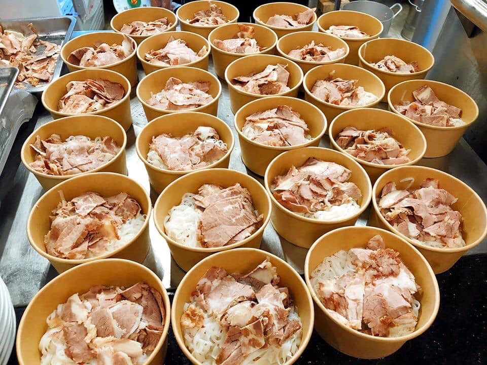 Tặng nghìn bát phở cho bác sỹ chống dịch COVID-19 ảnh 3