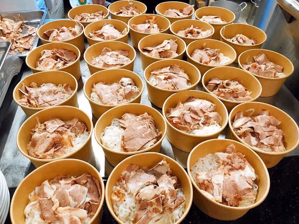 Tặng nghìn bát phở cho bác sỹ chống dịch COVID-19 ảnh 3