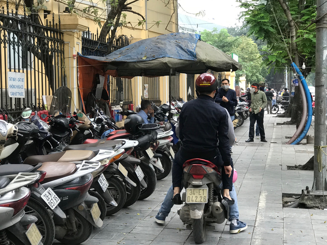 Tái diễn chặt chém giá gửi xe trước cổng BV Việt Đức ảnh 2