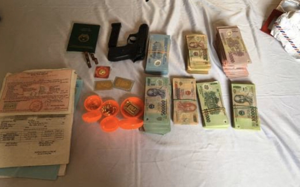 Gần 200 công an đột kích sào huyệt giang hồ, phát hiện súng, tiền, vàng ảnh 1