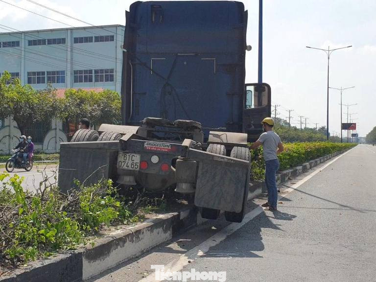 Tai nạn kinh hoàng giữa 3 ô tô trong khu công nghiệp ở Bình Dương ảnh 1