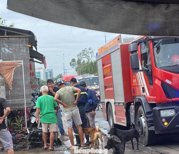 Xe Atila bất ngờ bốc cháy dữ dội, lái xe tháo chạy khi nghe hô hoán ảnh 4