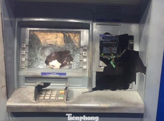 Vác búa đập phá cây ATM vì rút 5 triệu bị trừ...11 triệu? ảnh 1