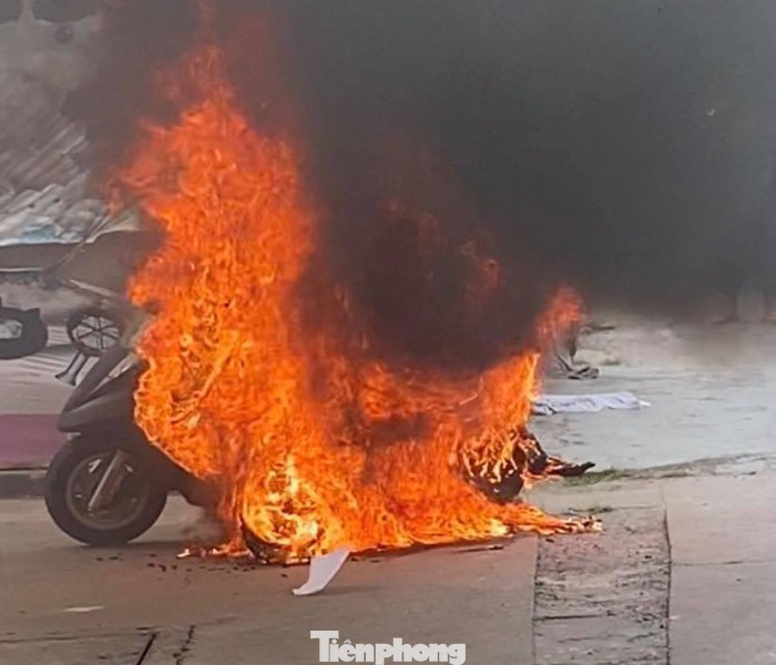 Xe Atila bất ngờ bốc cháy dữ dội, lái xe tháo chạy khi nghe hô hoán ảnh 2