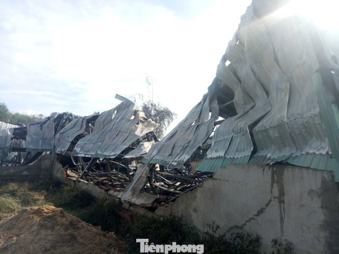 Lửa thiêu rụi công ty sản xuất xốp ở Bình Dương sau nhiều tiếng nổ lớn ảnh 2