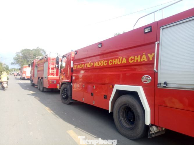 Lửa thiêu rụi công ty sản xuất xốp ở Bình Dương sau nhiều tiếng nổ lớn ảnh 1