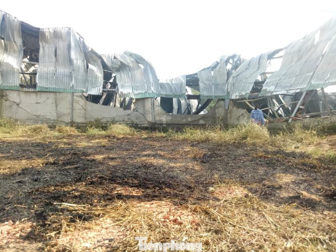 Lửa thiêu rụi công ty sản xuất xốp ở Bình Dương sau nhiều tiếng nổ lớn ảnh 3