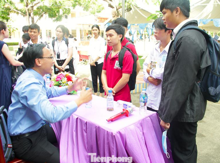 Định hướng nghề nghiệp cho hơn 15.000 học sinh vùng núi ảnh 1