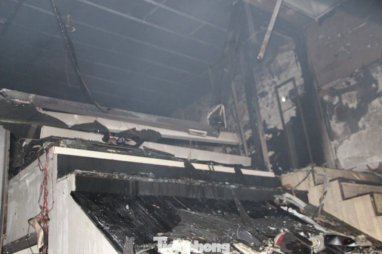 Lửa thiêu rụi shop thời trang quy mô lớn ở Bình Dương ảnh 4