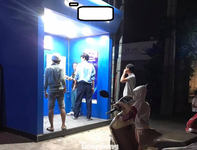 Vác búa đập phá cây ATM vì rút 5 triệu bị trừ...11 triệu? ảnh 2
